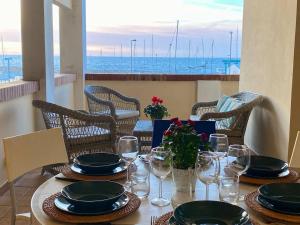 - une table avec des assiettes et des verres et une vue sur l'océan dans l'établissement Alla torre, à San Vincenzo 4 autres photos