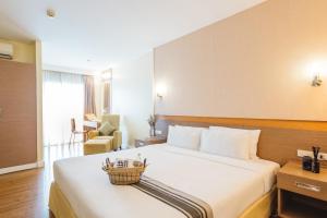 Una habitación de hotel con una cama con una cesta. en Clef Hotel - SHA Plus, en Bangna