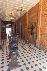 a room with a room with a wall with aoodoo at Casa Rualisa in Belmonte +73 photos