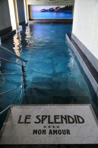 Bazén v ubytování Splendid Hôtel & Spa nebo v jeho okolí