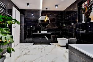 Et badeværelse på Nowoczesne Apartamenty typu Superior - Bulwary Rabka Zdrój - Balia - Blisko Park Zdrojowy