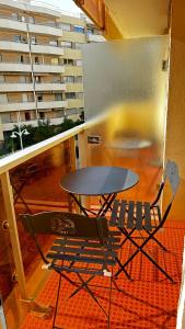 サン・ラファエルにあるÀ 100 m de la plage, balcon plein sudのテーブルと椅子が備わるバルコニー +2枚の写真