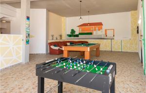 Pokój gier w obiekcie Four-Bedroom Holiday Home In Grubine