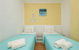 Łóżko lub łóżka w pokoju w obiekcie Four-Bedroom Holiday Home In Grubine