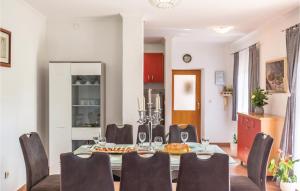 Zdjęcie z galerii obiektu Four-Bedroom Holiday Home In Grubine w mieście Grubine
