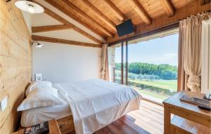 Volpago del MontelloにあるVista Dai Colliのベッドと大きな窓のある寝室