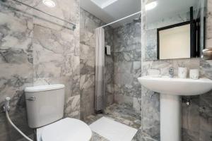 un baño con inodoro y lavabo en 1 BR apartment 777 Beach Condotel, en Mai Khao Beach 12 fotos más