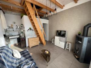 a living room with a couch and a kitchen at NEU! Ferienwohnung Havel-Biene in Premnitz