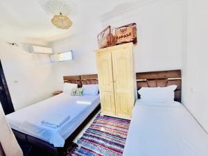 Postel nebo postele na pokoji v ubytování Riad Dar Lokman