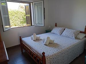 - une chambre avec un lit avec deux oreillers et une fenêtre dans l'établissement Villa Lombardi, à Alaior 13 autres photos