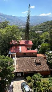een luchtzicht op een huis met auto's aan de voorkant bij Pilarica Gardens in Medellín