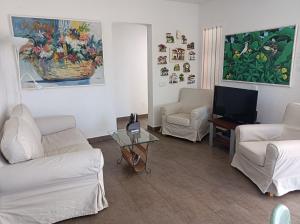 un salon avec un canapé et une télévision dans l'établissement Villa Lombardi, à Alaior