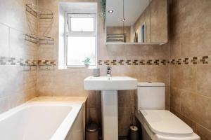 Un baño con lavabo, bañera e inodoro. en Three Bedroom House by Brookland Stays Serviced Accommodation Short Lets Manchester with Free WiFi, en Mánchester