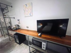 TV a/nebo společenská místnost v ubytování TATATA Koh Tao