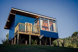 una casa azul con terraza en una colina en Blue Sunset 4, en Urubici
