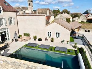 Bazén v ubytování Hotel Les Rêveries du CLOS derrière St Jean Vignes &Spa nebo v jeho okolí