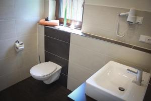 Koupelna v ubytování Hotel Rosenhof Garni