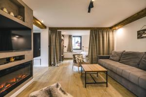 uma sala de estar com um sofá e uma lareira em Drey Divcibare em Divčibare
