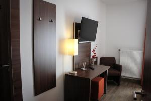 TV a/nebo společenská místnost v ubytování Hotel Rosenhof Garni