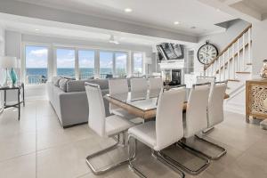 Χώρος καθιστικού στο Sunrise Waterfront Retreat