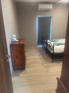 A bed or beds in a room at Windjammer