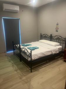 A bed or beds in a room at Windjammer