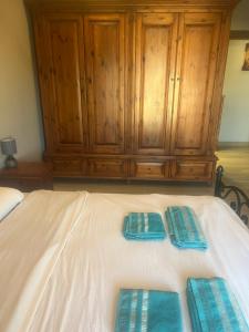 A bed or beds in a room at Windjammer