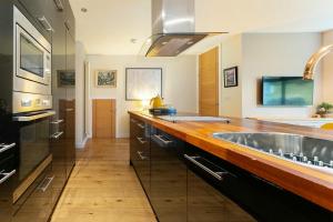 Кухня или мини-кухня в 9 Blue Hill Park, Ambleside
