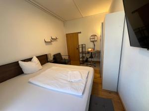 Postel nebo postele na pokoji v ubytování KemptenCityHostPlus-Unterkunft Charme im Denkmal
