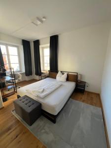 Postel nebo postele na pokoji v ubytování KemptenCityHostPlus-Unterkunft Charme im Denkmal