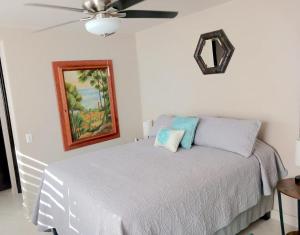 ein Schlafzimmer mit einem Bett mit Deckenventilator in der Unterkunft Spectacular Vacation Home Ocean View Walk to Beach in Cabo San Lucas
