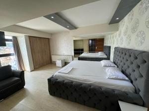 Katil atau katil-katil dalam bilik di Hotel Pashtriku +27 gambar