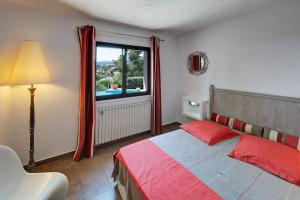 Un pat sau paturi într-o cameră la Villa La Crespina +52 fotografii
