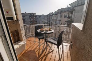 einen Balkon mit einem Tisch mit Essen drauf in der Unterkunft Apartment Amara AMONAREN ETXEA Free WiFi, ROOMS, rent parking in San Sebastián + 13 Fotos