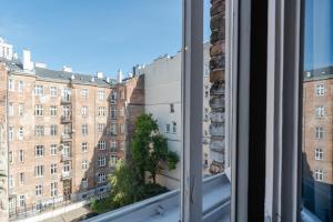 华沙Apartament Warszawa-Centrum free parking的享有大楼景致的窗户