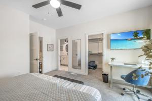 アーノルズ・パークにあるOkoboji Lakeside Retreat in Arnolds Parkのベッドとパソコン付きの机がある寝室