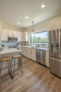 アーノルズ・パークにあるOkoboji Lakeside Retreat in Arnolds Parkの白いキャビネットとステンレス製の電化製品を備えたキッチン