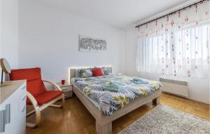 Un dormitorio con una cama y una silla y una ventana. en Apartman Magno Mare, en Pula