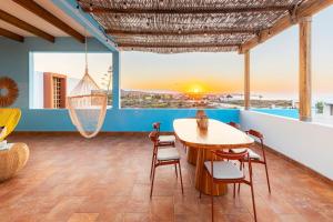 Χώρος καθιστικού στο Beachfront Community - Villa 8 Guests