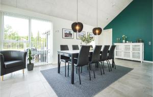 Kuchyň nebo kuchyňský kout v ubytování Four-Bedroom Holiday Home In Tarm