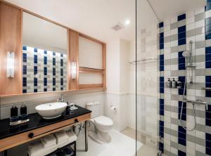ein Badezimmer mit Waschbecken, Toilette und Dusche in der Unterkunft The StandardX, Bangkok Phra Arthit in Bangkok