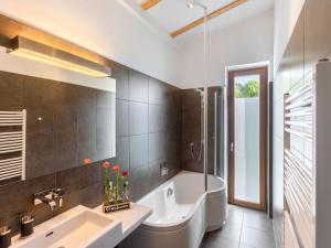 Kúpeľňa v ubytovaní Apartment Emma-5 by Interhome