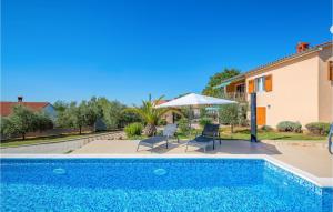 Bazén v ubytování Holiday Home Radmani Li nebo v jeho okolí + 32 fotografií