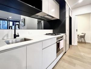 Nhà bếp/bếp nhỏ tại Aura on Lonsdale