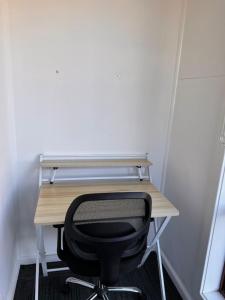 escritorio con silla negra en una habitación en Alkira Cottage - Cozy, Comfortable, and Convenient, en Katoomba