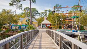 un puente sobre un parque acuático con parque infantil en Beachwalk Villa 5202, en Destin