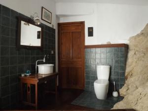 La salle de bains est pourvue de toilettes et d'un lavabo. dans l'établissement Casa Virginia, à Altea