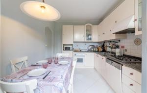 Fotografia z galérie ubytovania Lovely Home In Desenzano Del Garda v destinácii Desenzano del Garda