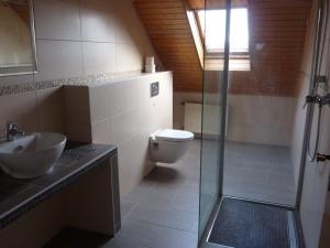 ein Bad mit einem WC, einem Waschbecken und einer Dusche in der Unterkunft Ferienwohnung Schildwache in Homburg