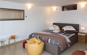 Postel nebo postele na pokoji v ubytování Three-Bedroom Holiday Home In Labin